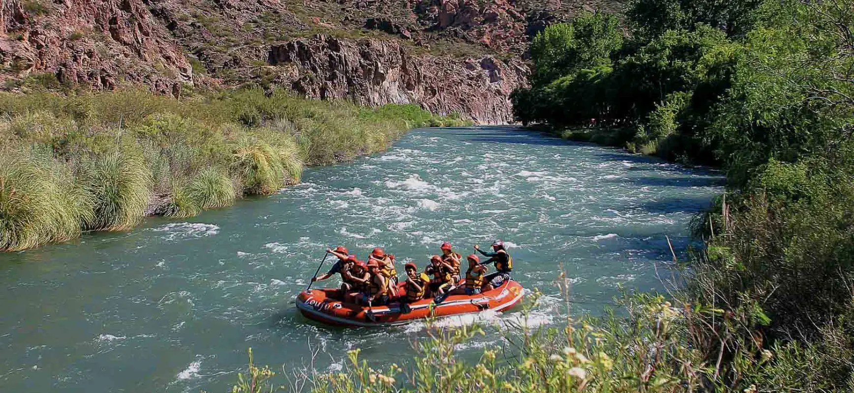 Varias personas haciendo rafting en un río
