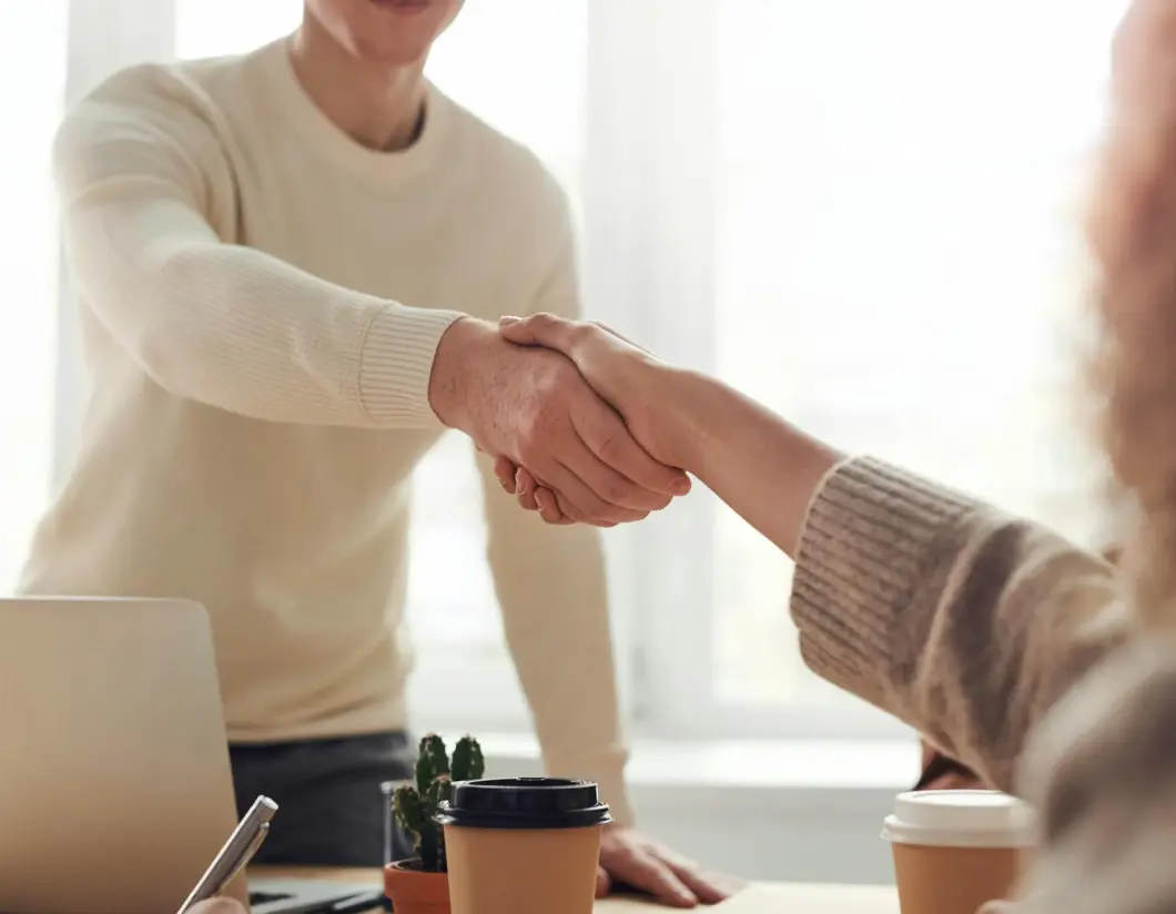 Entrada a un campo con un cartel con el logo de Los Cardales