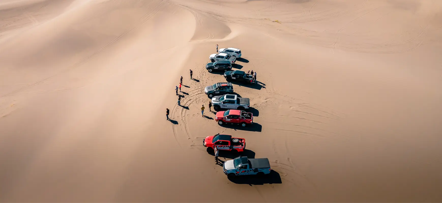 Varias camionetas 4x4 estacionadas en el medio de un desierto